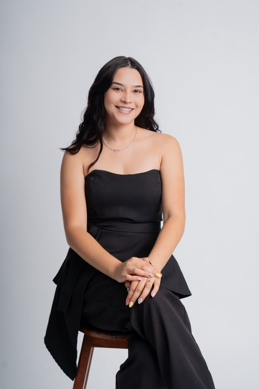 Erika Andrade — foto editável